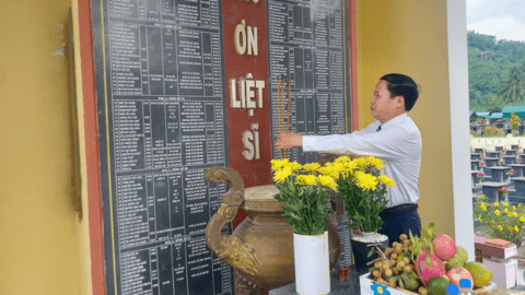 Lãnh đạo, cán bộ chiến sĩ và Nhân dân xã An Hòa viếng Nghĩa trang Liệt sĩ trước thềm Đại hội Đảng bộ xã lần thứ I, nhiệm kỳ 2025-2030